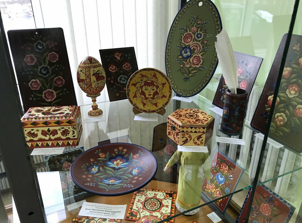 В Пскове проходит выставка, посвящённая традициям росписи по дереву