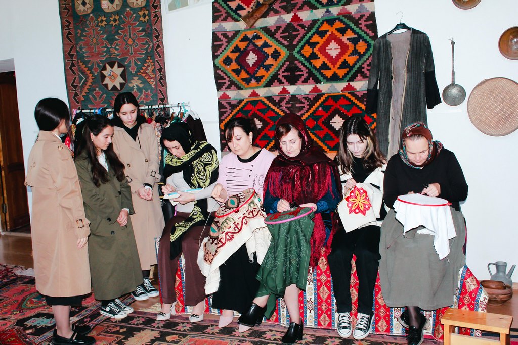 С историей родного края молодежь познакомили на выставке «Россия – Родина моя» в Дагестане