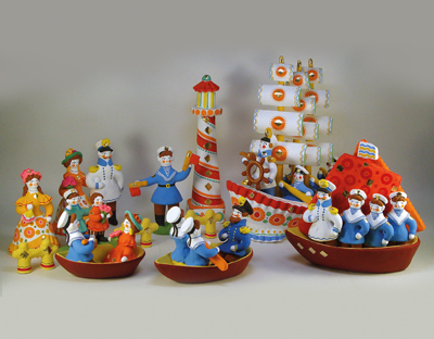  Дымковские игрушки «Пара в лодке», «Моряки в лодке» и композиция «Парусник» Центра народных промыслов и ремесел «Вятка»