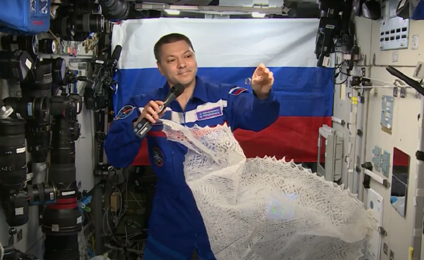 Состоялась церемония передачи оренбургского пухового платка, побывавшего в космосе, в дар областному музею изобразительных искусств
