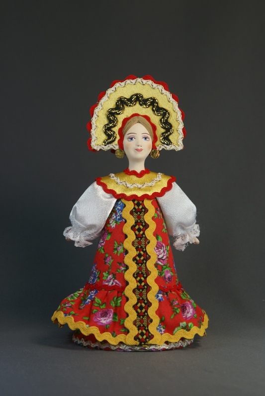Кукла сувенирная фарфоровая. россия. женский традиционный костюм (стилизация).