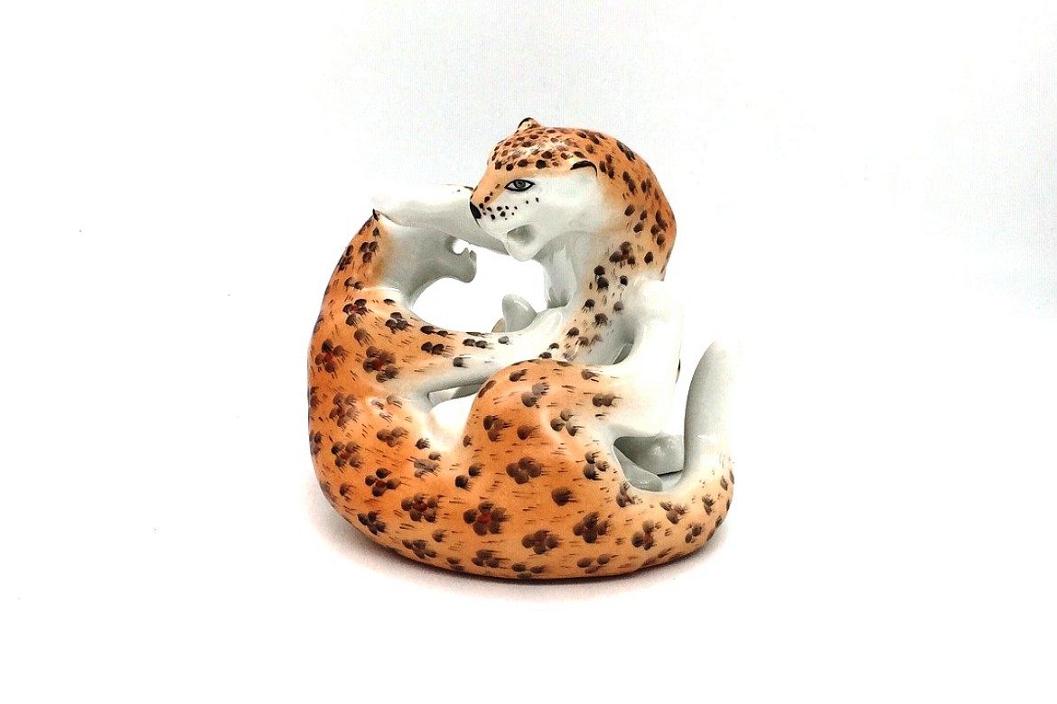 Скульптура " борющиеся леопарды"