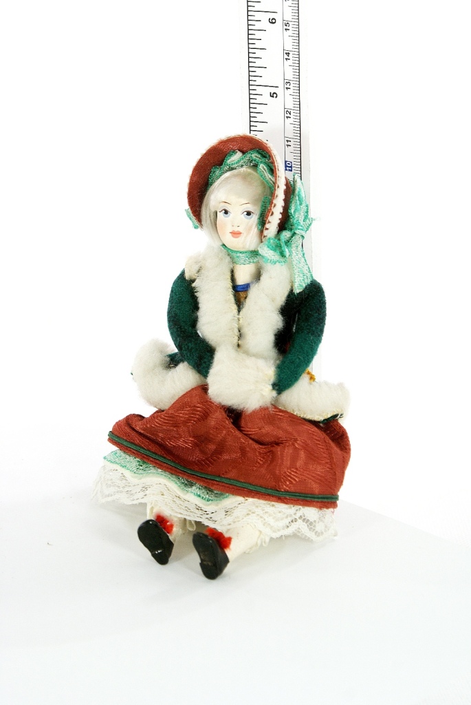 Кукла-подвеска. девочка в зимней одежде с муфтой.